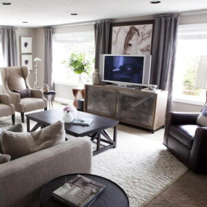 Geluidsabsorberende akoestische gordijnen in een lichte woonkamer om geluid van buitenaf te filteren