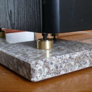 Onderleggers voor luidsprekers: granieten en kalkstenen platen die onder de luidsprekers kunnen worden geplaatst.