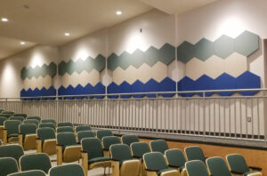 Zeshoekige akoestische panelen met patroon in een collegezaal