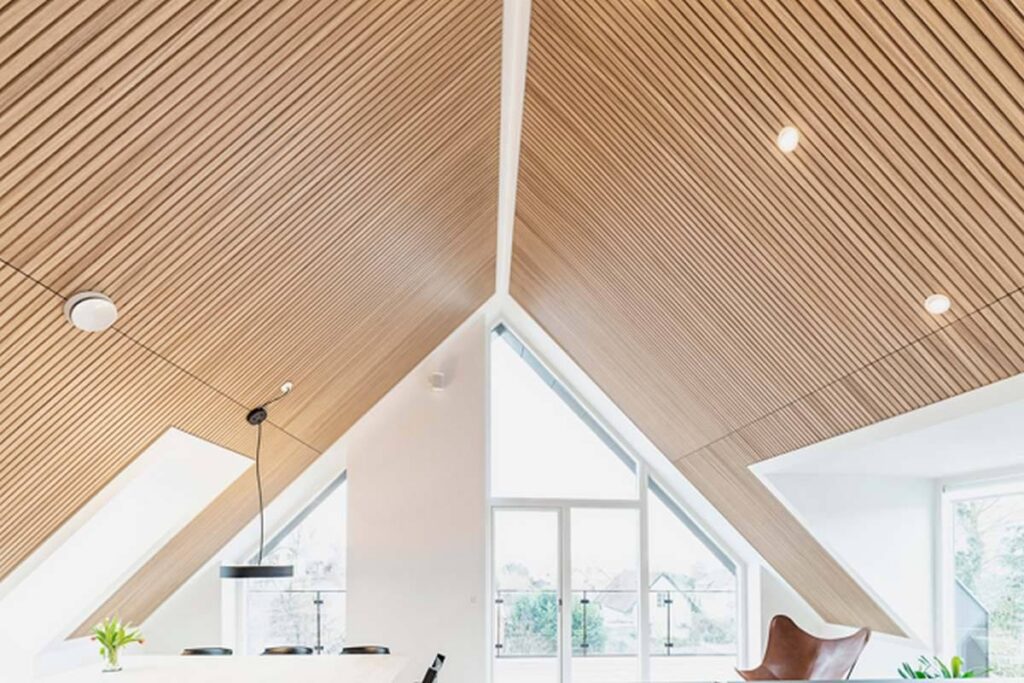 akoestische panelen voor schuine daken met lamellenpanelen