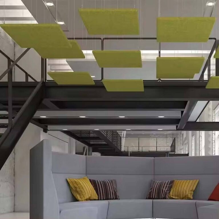Hangende akoestische plafondpanelen boven een open office werkruimte die galm en achtergrondlawaai verminderen