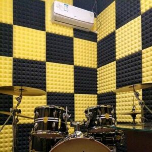 gele en zwarte ruisonderdrukkende akoestische trompet in een drumstudio