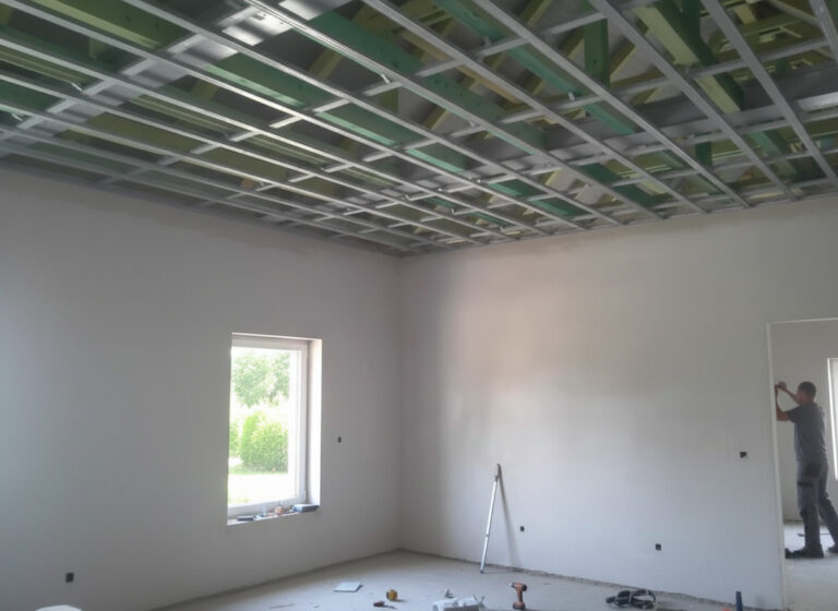 Metalen frame voor de installatie van een verlaagd plafond met isolatie