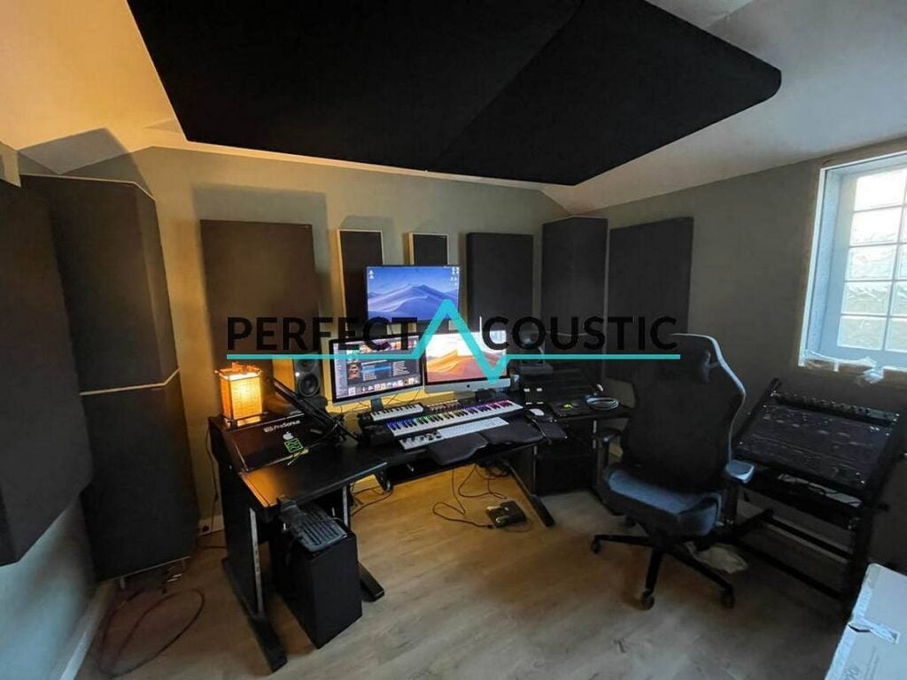 Bass traps en studio akoestische panelen in een professionele mixruimte